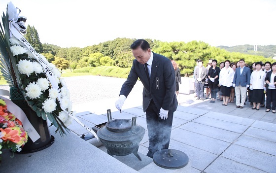 NSP통신-▲구본영 천안시장이 일본군 위안부 피해자가 안장된 국립망향의동산을 찾아 참배했다. (천안시)