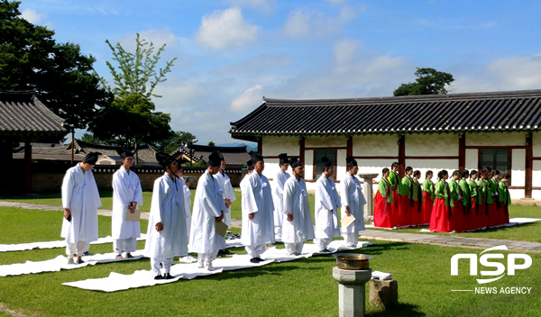 NSP통신-경상북도문화관광공사는 경주향교에서 지난 10일 중국 대학생 방문단 경북문화 체험 프로그램을 운영하고 있다. (경북문화관광공사)