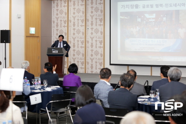 NSP통신-지난 13일 한동대 장순흥 총장이 CBMC 한국대회 제막식 사전 만찬에서 특강을 실시하고 있다. (한동대학교)