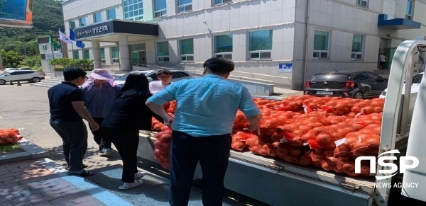 NSP통신-영양군은 양파 가격 하락으로 어려움을 겪고 있는 생산 농가들의 고통분담과 따뜻한 지역사회를 만들기 위해 지난 6월부터 양파 팔아주기 행사를 적극 추진해 오고 있다. (영양군)
