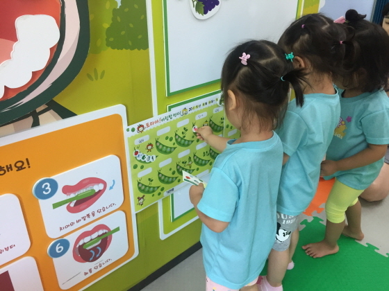 NSP통신-어린이들이 아침밥먹기 캠페인에 참여하는 모습. (용인시)