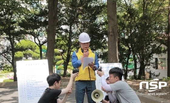 NSP통신-이영인 수원시 도시정책실장이 사고 발생 아파트 단지 내에서 오전 11시 30분에 안전결과를 발표하고 있다. (님승진 기자)