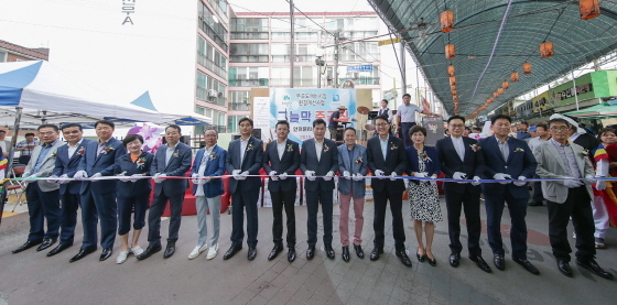 NSP통신-19일 의왕시 부곡도깨비시장 시설개선사업 준공식에서 김상돈 의왕시장(오른쪽 일곱번째)이 관계자들과 테이프 커팅식을 하고 있다. (의왕시)
