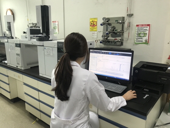 NSP통신-경기도 보건환경연구원이 조미김을 대상으로 개봉 후 보관방법 별 품질변화를 조사하고 있다. (경기도)