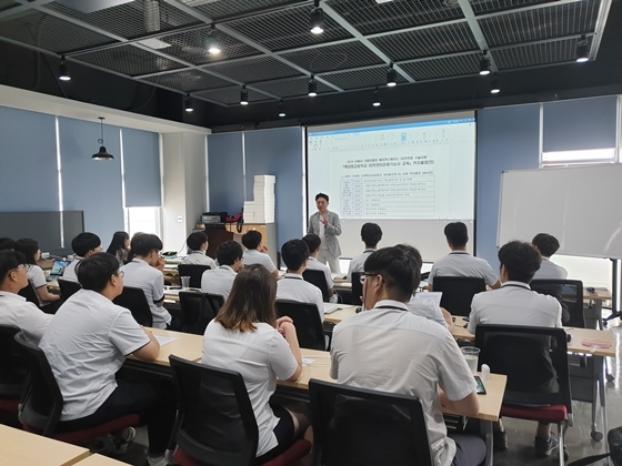 NSP통신-수원형 도제학교 교육 모습. (수원시)