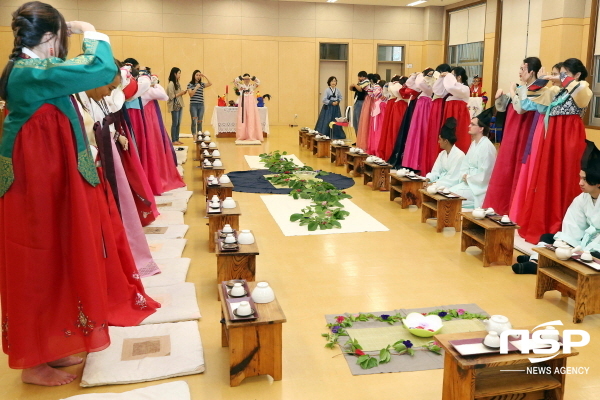 NSP통신-해외 고등학생 중 한국유학에 관심있는 학생들이 Bridge to Keimyung Camp에 참가해 한국문화 체험 교육을 받고 있다. (계명대학교)