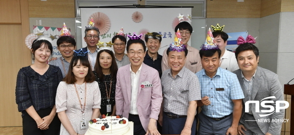 NSP통신-경상북도교육청은 20일 본관 회의실에서 8월 생일을 맞은 직원 27명의 생일축하 행사를 했다. (경상북도교육청)