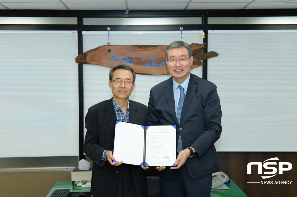 NSP통신-우중본 대성에너지 대표(사진 오른쪽)와 김주한 국립대구과학관장이 업무협약을 체결하고 기념촬영을 했다. (대성에너지)