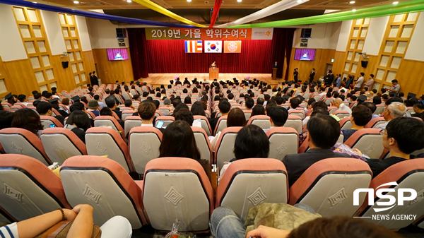 NSP통신-동국대학교 경주캠퍼스가 23일 교내 100주년기념관 대강당에서 2019년 가을 학위 수여식을 개최하고 있다. (동국대 경주캠퍼스)