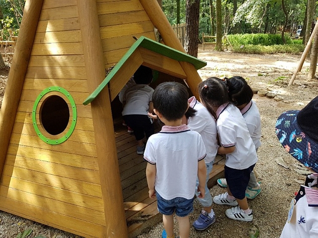 NSP통신-어린이들이 유아숲체험원의 시설물들을 이용하고 있다. (안양시)