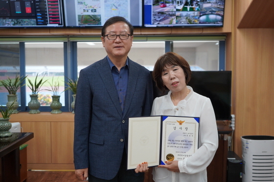 NSP통신-김동호 부천도시공사 사장(왼쪽)과 전정숙 주임이 기념촬영을 하고 있다. (부천도시공사)