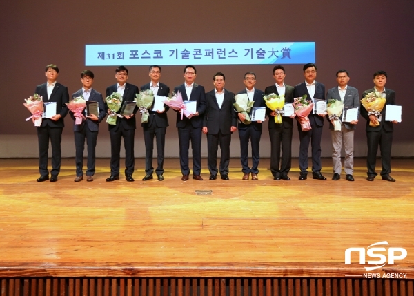 NSP통신-포스코 기술대상 수상자들과 장인화 포스코 사장(사진 중앙)이 기념사진을 찍고 있다. (포스코)