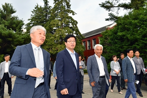 NSP통신-이석하 서울대학교 농업생명과학대학장(왼쪽부터)과 염태영 수원시장이 27일 구 서울대학교 농업생명과학대를 둘러보고 있다. (수원시)