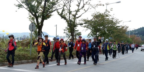 NSP통신-▲계룡시가 2019 계룡세계군문화축제 기간 동안 안보등반 프로그램을 운영한다(지난해 사진). (계룡시)