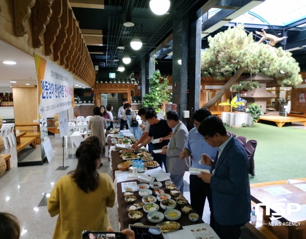 NSP통신-안동시농업기술센터와 안동마 6차 산업사업단이 안동참마의 맛과 명성을 알리고자 지난 26일 예미정에서 안동참마 한상차림 전시 및 시식회를 가졌다. (안동시)