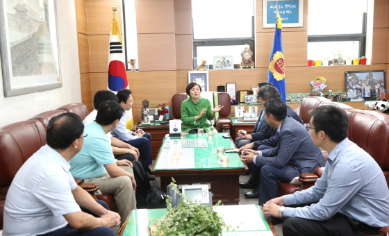 NSP통신-28일 경기도의회 부의장 접견실에서 안혜영 경기도부의장(중앙)이 중국 상둥성 쯔보시 보산구 방문단을 맞아 농산물 분야 기술협력 방안에 관한 논의를 하고 있다. (경기도의회)