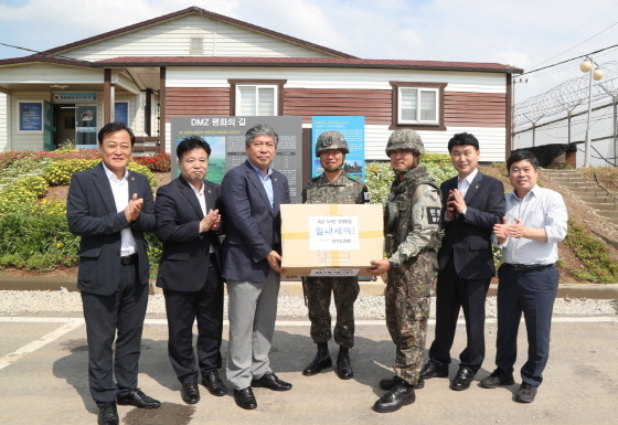 NSP통신-29일 송한준 경기도의장(왼쪽 세번째)이 강원도 철원군 화살머리고지 감시초소(GP, Guard Post)를 현장 방문해 육군5사단 공병부대 장병 70여 명에게 빵과 음료 등 격려물품을 전달하는 가운데 관계자들과 기념촬영을 하고 있다. (경기도의회)