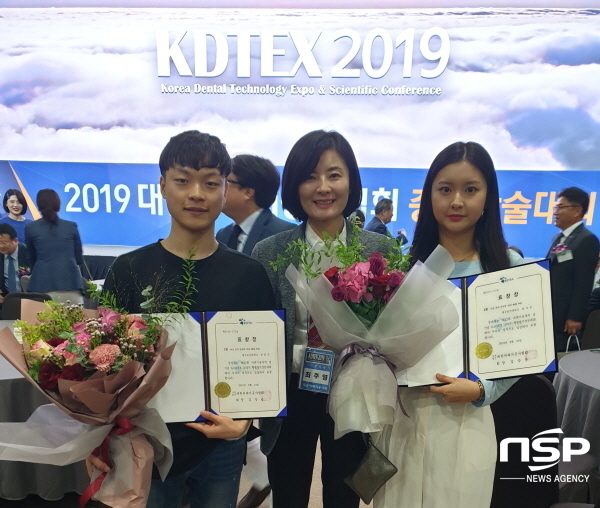 NSP통신-지난 24일 대구 EXCOKDTEX 2019에서 개최된 전국 치기공과 학생실기 경진대회에 치아형태 석고조각 부문 최우수상과 우수상을 나란히 수상한 대구보건대학교 치기공과 3학년 전민구(사진 왼쪽)·최지윤 학생(사진 오른쪽)과 최주영 지도교수(가운데)와 함께 기념촬영을 하고 있다. (대구보건대학교)