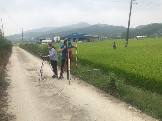 NSP통신-용인시 처인구 공무원이 지적측량을 하고 있다. (용인시)