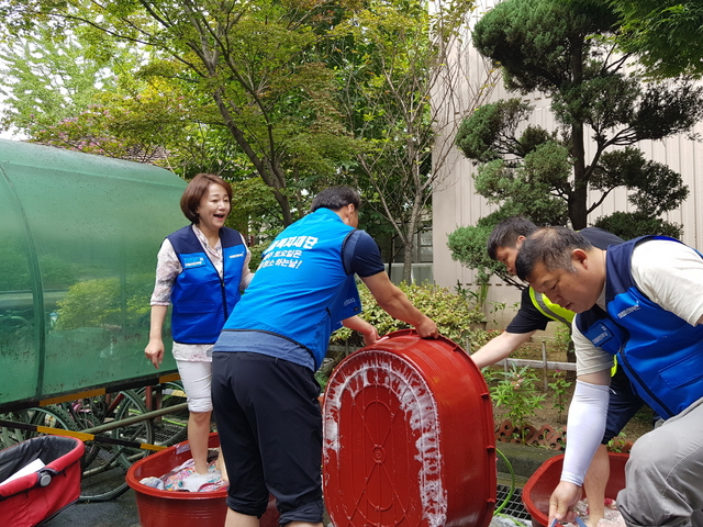 NSP통신-8월 31일 오후 4시 더불어민주당 전국청년위원회가 서울시 영등포구 여의도동에 위치한 더불어민주당 당사 2층에서 더청년봉사단 발대식을 가졌다. 행사에 앞서 오전 9시부터 경기 안양시 호계동에 위치한 노인정 개보수 작업과 빨래 봉사활동에 이재정 국회의원이 동행했다. (더불어민주당 전국청년위원회)