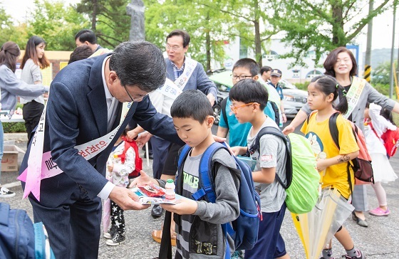 NSP통신-▲청양군이 안전한 학교 만들기를 주제로 합동 캠페인을 펼쳤다. (청양군)