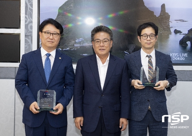 NSP통신-(왼쪽부터)이용락 변호사, 김병수 군수, 백승빈 변호사 (울릉군)