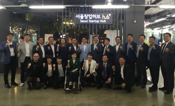 NSP통신-3일 경기도의회 경제노동위원회 위원과 경기도청 직원들이 서울 창업허브(hub)를 방문한 가운데 기념촬영을 하고 있다. (경기도의회)