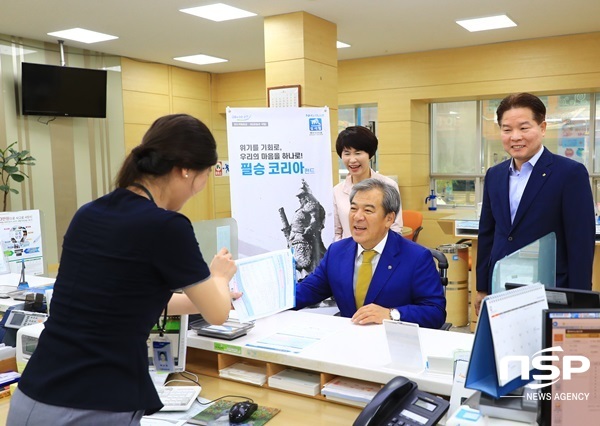 NSP통신-유근기 곡성군수가 4일 NH농협 곡성군지부를 방문해 필승코리아 펀드에 가입하고 있다. (곡성군)