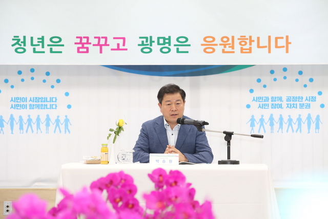 NSP통신-4일 광명시청 중회의실에서 광명시 청년위원회 회의 및 광명시 청년 기본계획 수립 연구용역 중간보고회가 진행되고 있다. (광명시)