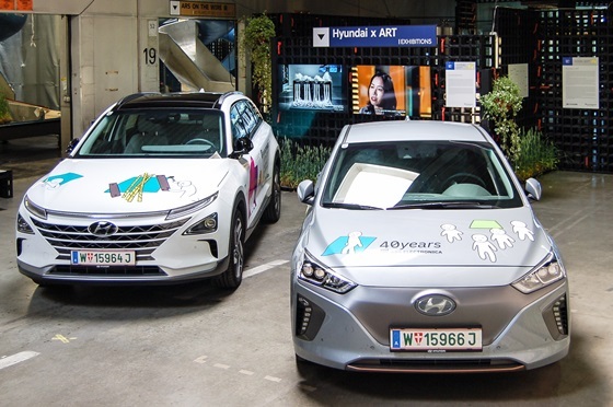 NSP통신-아르스 일렉트로니카 페스티벌 행사장 내 Hyundai x ART 부스에 전시된 현대자동차 넥쏘(좌)와 아이오닉 일렉트릭(우) 의 모습 (현대차)
