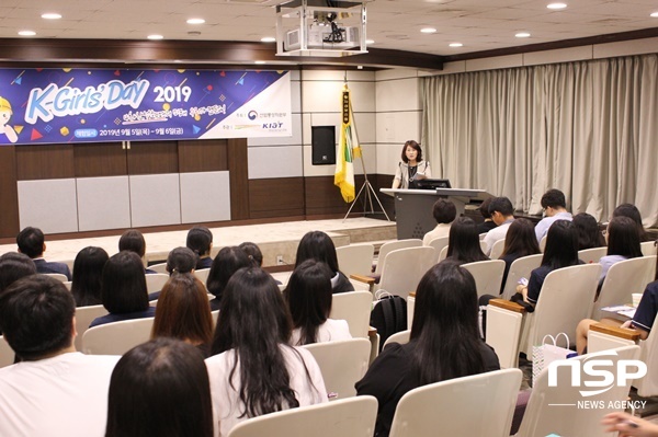 -한국수력원자력 방사선보건원이 6일 서울 도봉구 쌍문동 방사선보건원 사옥에서 동국대학교 사범대학 부속여자고등학교 여학생 20명을 대상으로 여성 과학인 육성을 위한 ‘2019년 K-걸