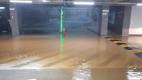 NSP통신-5일 내린 폭우로 호암지구 우미린 아파트의 지하주차장이 침수된 모습. (호암지구 우미린 입주예정자협의회)