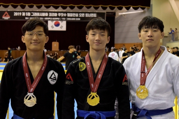 NSP통신-왼쪽부터 블루벨트 어덜트 부문에서 (준)우승한 아이기스주짓수의 김진우, 윤형주, 김정철 선수가 기념촬영을 하고 있다. (이세연, 인스타그램 @216yeon 제공)