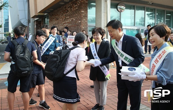 NSP통신-전남교육청이 10일 목포애향중에서 펼친 위기학생 예방을 위한 합동 캠페인. (전남교육청)