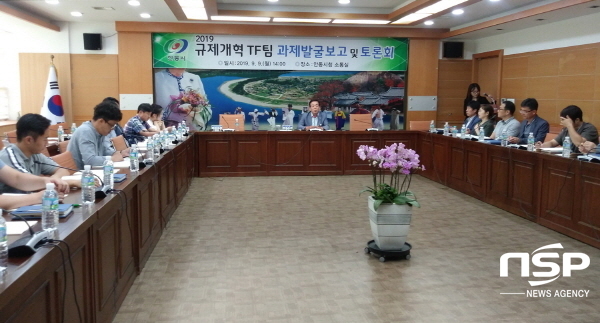 NSP통신-안동시는 지난 9일 시청 소통실에서 김세환 부시장 주재하에 규제개혁 T/F 팀원 등 40여 명이 참석한 가운데 규제개혁 과제 안건 발표 및 토론회를 개최했다. (안동시)