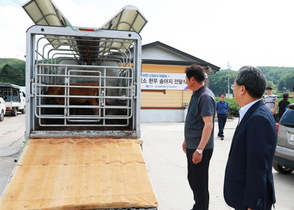 [NSP PHOTO]농협경제지주 젖소개량사업소 영양사업장, 농가에 한우 전달식