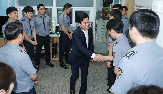 NSP통신-▲허태정 시장이 시민편의와 안전을 위해 노력하고 있는 직원들을 격려했다. (대전광역시)