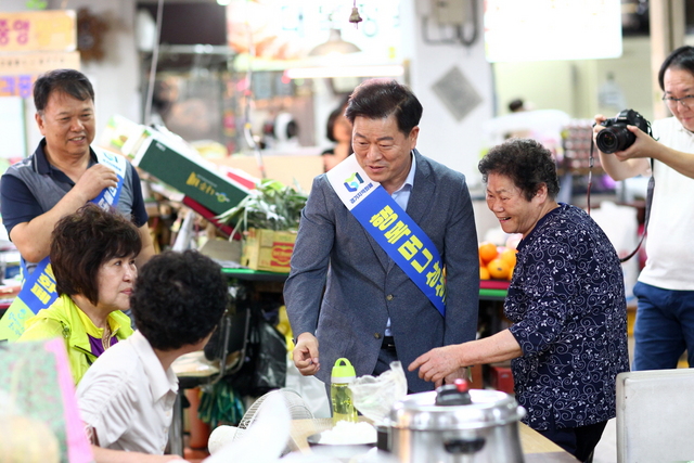 NSP통신-11일 박승원 광명시장이 추석을 앞두고 시장을 방문해 민심을 살피고 광명사랑화폐 홍보 활동을 펼쳤다. (광명시)