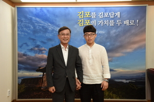 [NSP PHOTO]정하영 김포시장, 국제기능올림픽 우수상 김한권 씨 격려