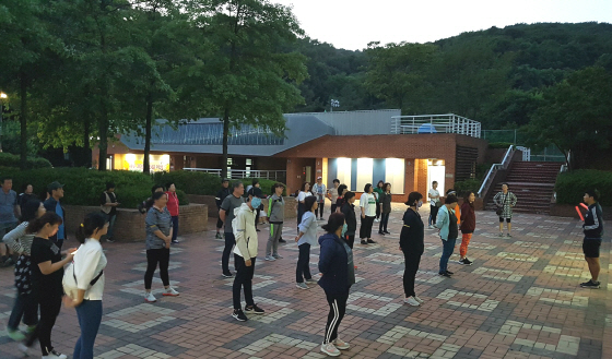 NSP통신-걷기 프로그램에 참여한 주민들이 스트레칭을 하는 모습. (용인시)