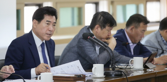 NSP통신-17일 김상돈 의왕시장(왼쪽 첫번째)이 공약 및 지시사항·주요 투자사업 추진상황 보고회를 진행하고 있다. (의왕시)