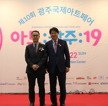 NSP통신-김종명 ㈜유디 사장(오른쪽)과 박동훈 유디치과협회 부회장이 개막식에 참석한 모습 (유디치과)