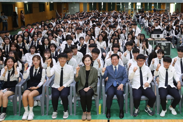 NSP통신-광명북고등학교 체육관에서 광명교육정책 소개 및 간담회를 가진 가운데 유은혜 사회부총리 겸 교육부 장관(앞줄 가운데)과 박승원 광명시장(앞줄 오른쪽 세번째)이 학생들과 기념촬영을 하고 있다. (광명시)