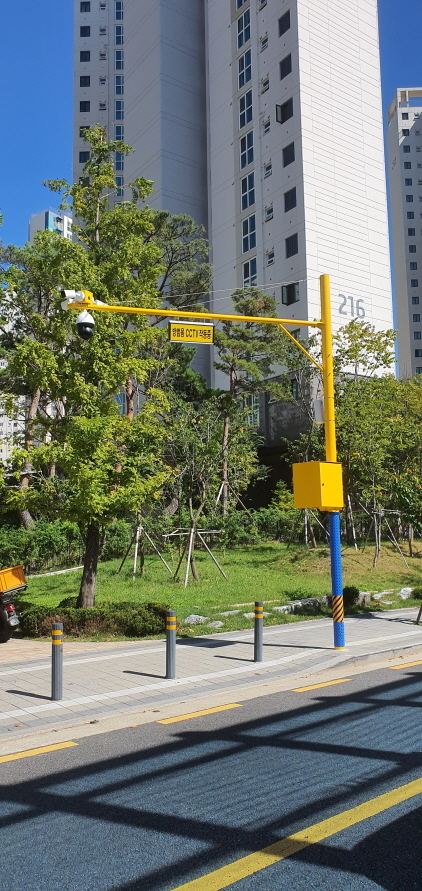 NSP통신-안양7동 메가트리 도로변에 방범용 CCTV가 설치된 모습. (안양시)