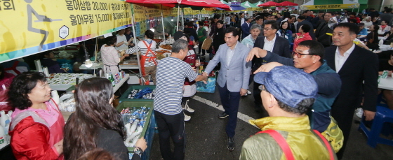 NSP통신-의왕시 백운호수 주차장에서 열린 제17회 의왕백운예술제 가운데 김상돈 의왕시장이 참석한 시민들과 인사를 나누고 있다. (의왕시)
