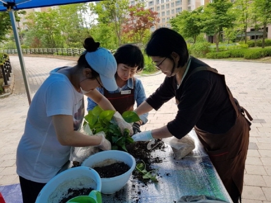 NSP통신-김포농업기술센터가 찾아가는 식물병원을 운영하고 있다. (김포시)