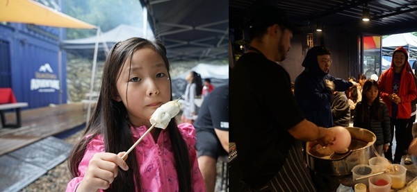 NSP통신-어린이 참가자가 이번 캠프의 체험 프로그램에서 만든 마시멜로 꼬치를 들어 보이고 있고(좌)어린이 참가자가 달콤한 솜사탕을 건네 받고 있다(우) (쌍용차)