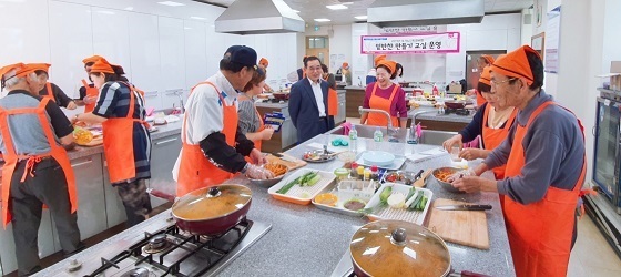 NSP통신-▲청양읍이 노인층 대상 밑반찬 만들기 교실을 운영했다. (청양군)