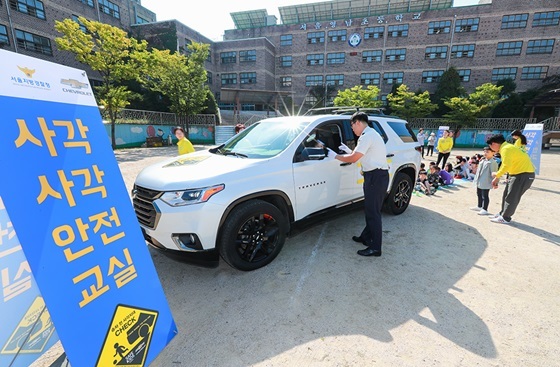 NSP통신-쉐보레 초등학교 어린이 대상 교통안전 캠페인 모습 (한국지엠)