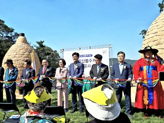 NSP통신-경기도 기념물 제179호 천림산 봉수지 복원정비 공사 준공 테이프 커팅식 가운데 최만식 경기도의원(오른쪽 네번째)이 은수미 성남시장(왼쪽 네번째) 등 관계자들과 기념촬영을 하고 있다. (경기도의회)